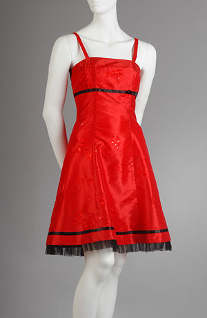 Krátké červené šaty s flitry a s černou stuhou