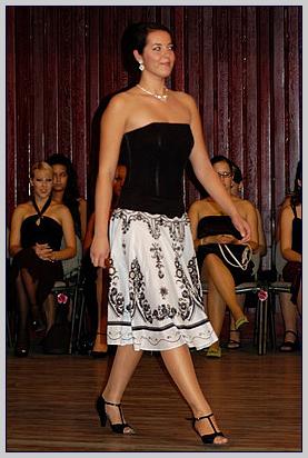 Černý korzet s kolovou sukní